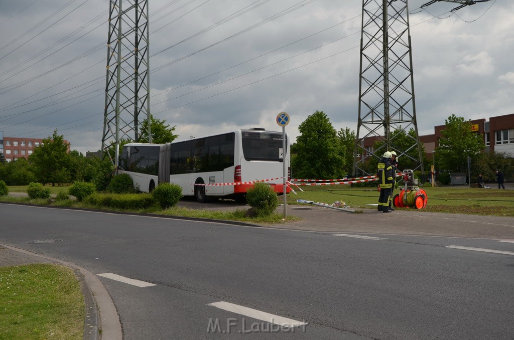 Schwerer Bus Unfall Koeln Porz Gremberghoven Neuenhofstr P052.JPG - Miklos Laubert